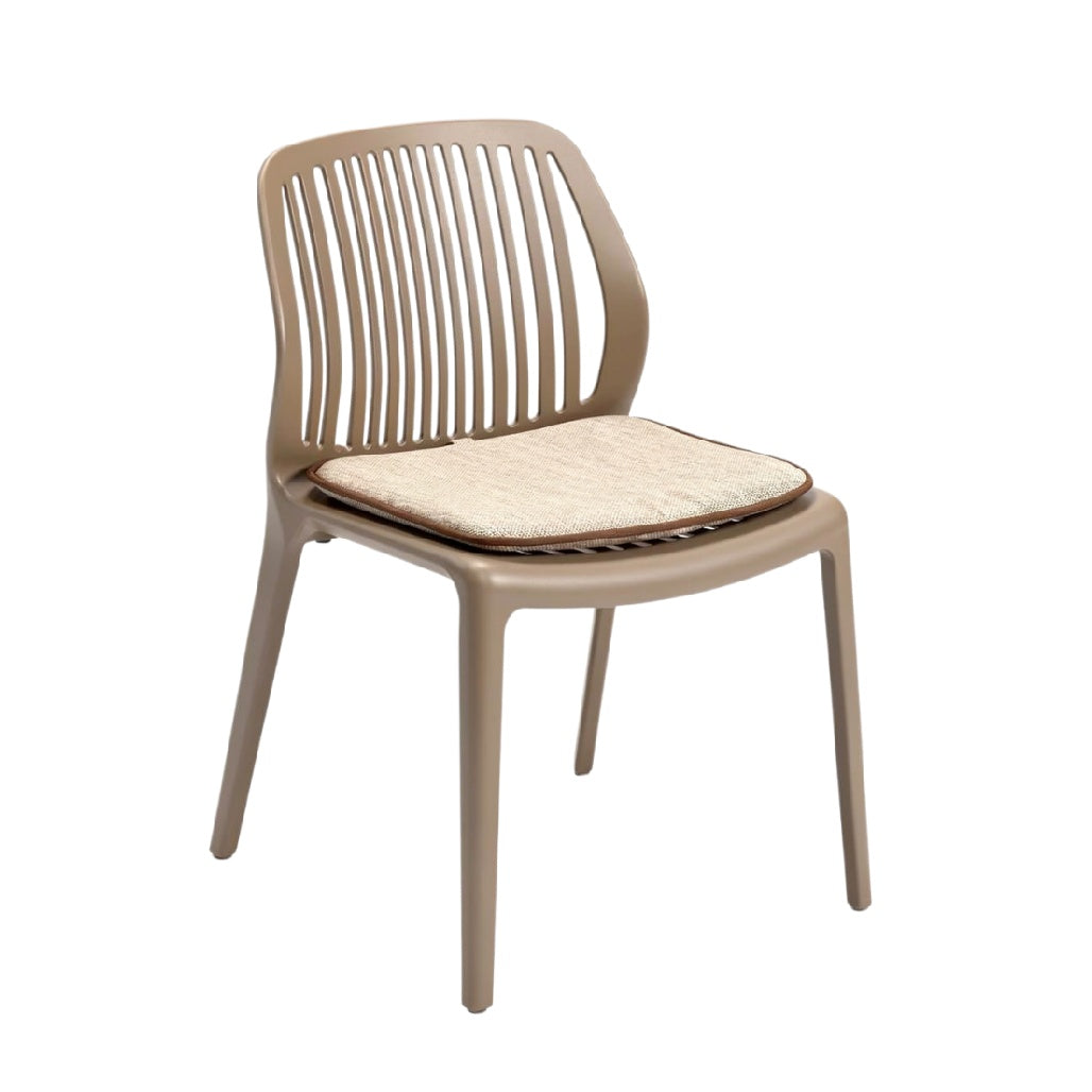 Eenvoudige kunststof stoel met zitkussen en ergonomisch ontwerp